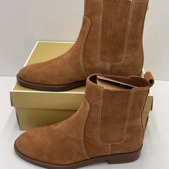 MICHAEL KORS ELLA FLAT BOOTIE SUEDE
49F4ELFE5S
LUGGAGE - Picture 2 of 16